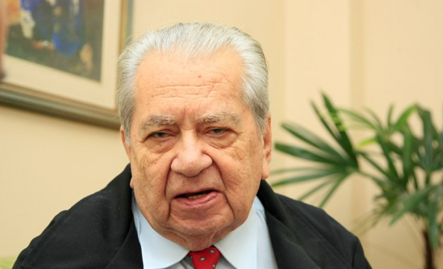 Ayrton Celestino tem uma longa história com o colégio. Ele foi estudante em 1957. Sua passagem pela escola garantiu ingresso na universidade, na área de humanas. Retornou então ao Estadual como professor suplementarista (temporário) de Português. Após passar em concurso, também foi diretor do colégio, de 1987 a 1990. “Sempre tivemos o Colégio Estadual do Paraná como uma referência pedagógica. Uma instituição que serve de exemplo em termos de educação à sociedade paranaense”, disse.