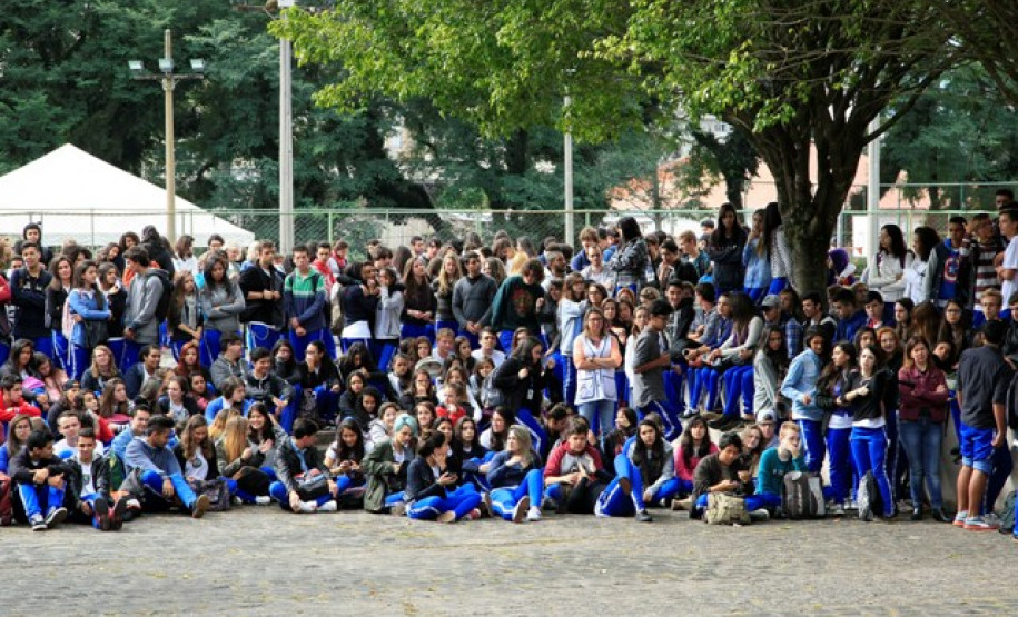 O Colégio Estadual do Paraná tem cerca de 3,6 mil estudantes no ensino fundamental, médio e nos cursos profissionalizantes integrado e subsequente. Além da oferta de línguas estrangeiras, há atividades de extensão em dança, teatro e esportes, além do Observatório Astronômico e Planetário. São cerca de 450 professores e quase 130 funcionários.