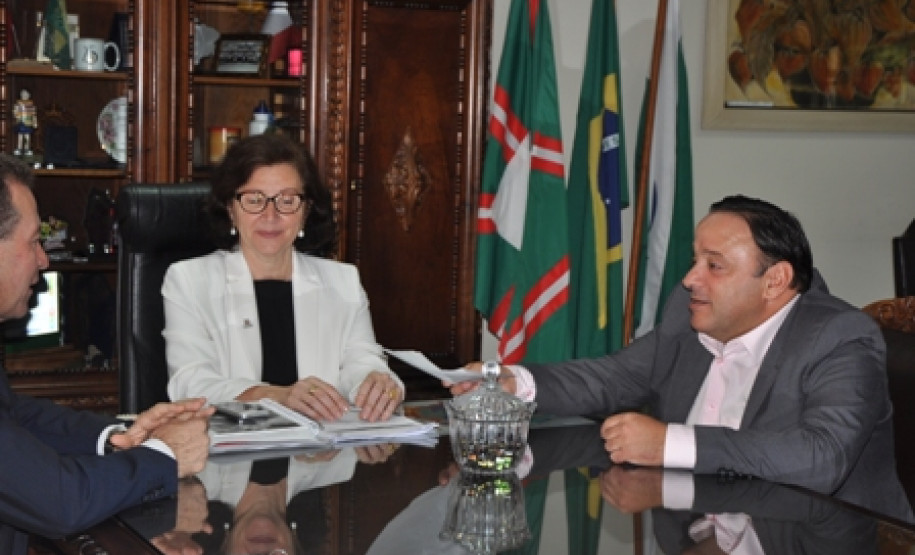 A secretária de Estado da Educação, professora Ana Seres, recebeu deputados da Comissão de Educação da Assembleia Legislativa na manhã desta terça-feira (15), em seu gabinete. Na pauta da reunião estavam temas como os convênios mantidos entre a SEED e as Apaes, as Casas Familiares Rurais e obras de escolas.