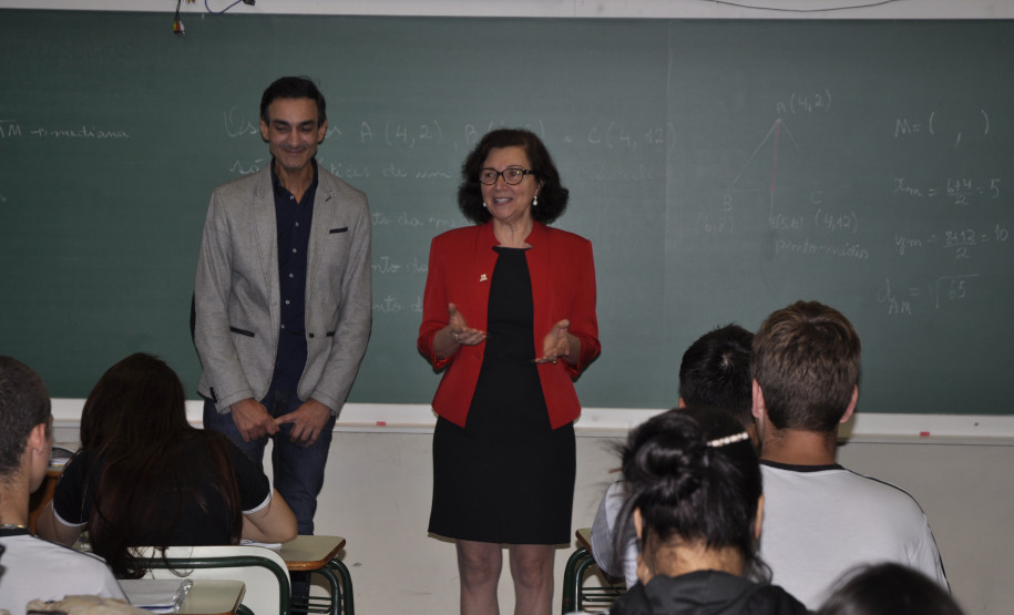 O Colégio Estadual Júlia Wanderley, no bairro Batel, em Curitiba, com quase 70 anos de história, ganhará um memorial em homenagem à educadora que deu nome à escola. O diretor Cristiano André Gonçalves, que recebeu a visita da secretária Ana Seres nesta quarta-feira (16), explicou que a intenção é transformar o hall de entrada do colégio em um memorial dedicado a Júlia Wanderley.
