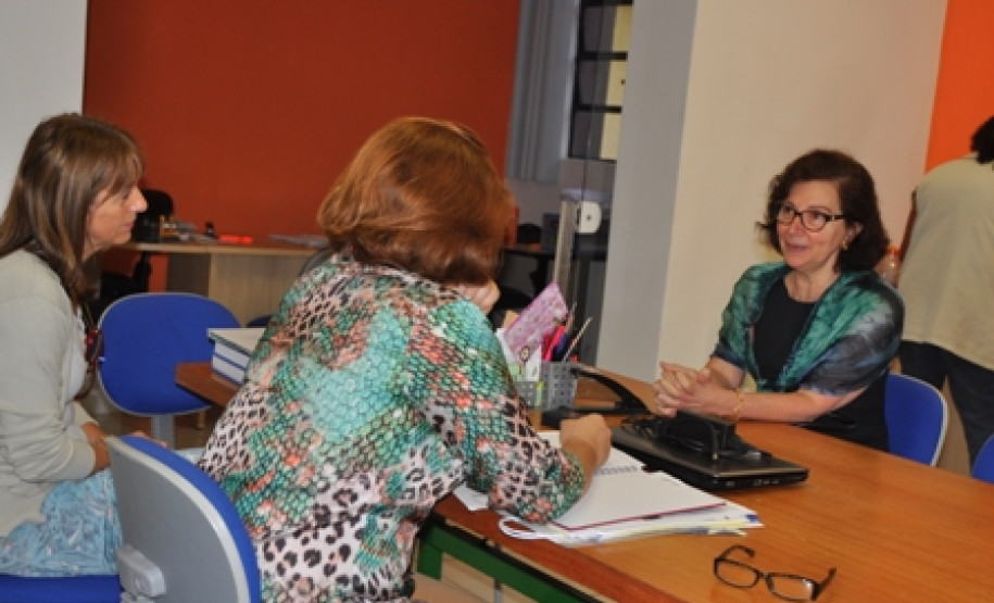 O Colégio Estadual Pedro Macedo, no bairro Portão, em Curitiba, recebeu na manhã desta quinta-feira (17) a visita da secretária de Estado da Educação, professora Ana Seres. O colégio atende 3,2 mil estudantes, nos três turnos (manhã, tarde e noite). A visita faz parte da agenda de reuniões de trabalho que a secretária tem mantido com os diretores das unidades de Curitiba e região metropolitana