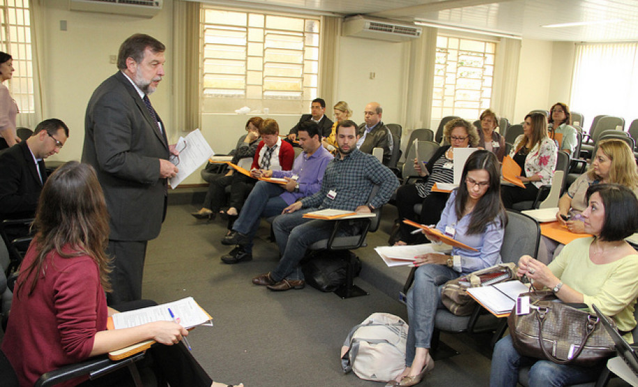 Evento aconteceu no auditório da SEED, em Curitiba, com a presença de representantes do Ministério da Educação.