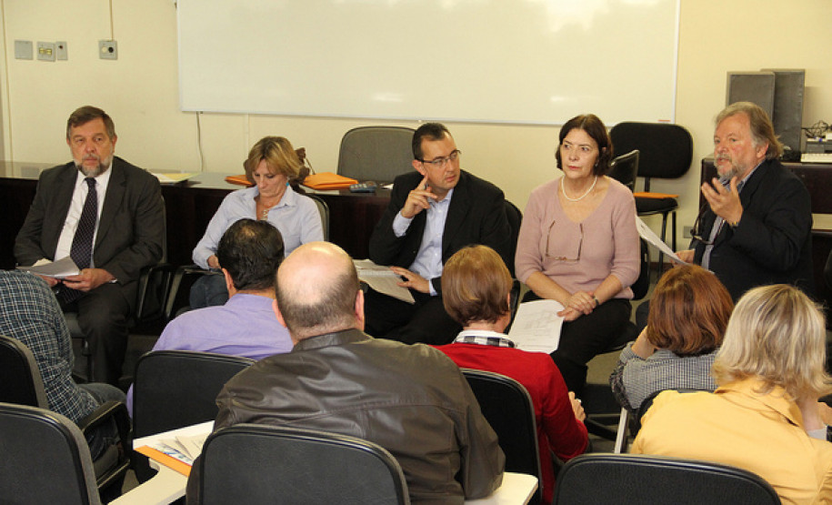 Evento aconteceu no auditório da SEED, em Curitiba, com a presença de representantes do Ministério da Educação.