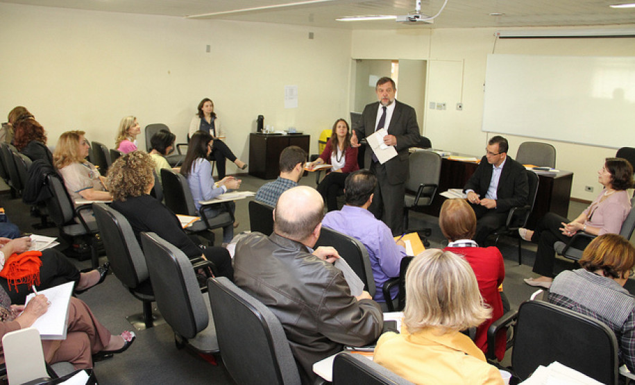 Evento aconteceu no auditório da SEED, em Curitiba, com a presença de representantes do Ministério da Educação.