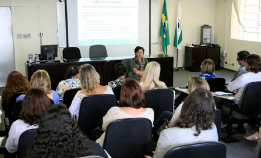 Qualificação profissional é tema de reunião em Curitiba As diferentes opções de qualificação profissional ofertadas no Paraná foi tema de reunião interinstitucional na quarta-feira (16), em Curitiba. No encontro, coordenado pela Secretaria de Estado da Educação, os representantes do Comitê Gestor Institucional – CGI/Qualifica Paraná, também debateram as reformulações no Programa Nacional de Acesso ao Ensino Técnico e Emprego (Pronatec) feitas pelo Ministério da Educação (MEC) e a reestruturação da comissão.