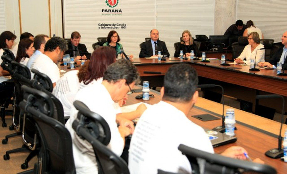 A secretária de Estado da Educação, professora Ana Seres, afirmou nesta quinta-feira (17), em Curitiba, que o Governo do Paraná atende as reivindicações dos professores da rede pública de ensino e que o Estado não tem pendências em relação à pauta nacional da categoria. No Palácio Iguaçu, em Curitiba, Ana Seres recebeu os representantes do sindicato dos professores, que participaram de um movimento nacional dos trabalhadores da educação.