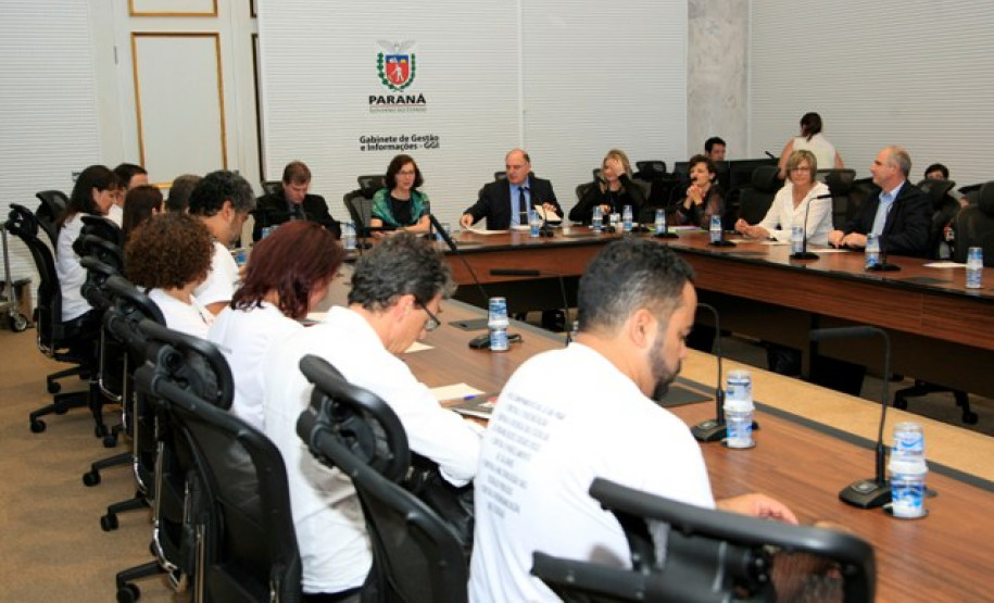 A secretária de Estado da Educação, professora Ana Seres, afirmou nesta quinta-feira (17), em Curitiba, que o Governo do Paraná atende as reivindicações dos professores da rede pública de ensino e que o Estado não tem pendências em relação à pauta nacional da categoria. No Palácio Iguaçu, em Curitiba, Ana Seres recebeu os representantes do sindicato dos professores, que participaram de um movimento nacional dos trabalhadores da educação.