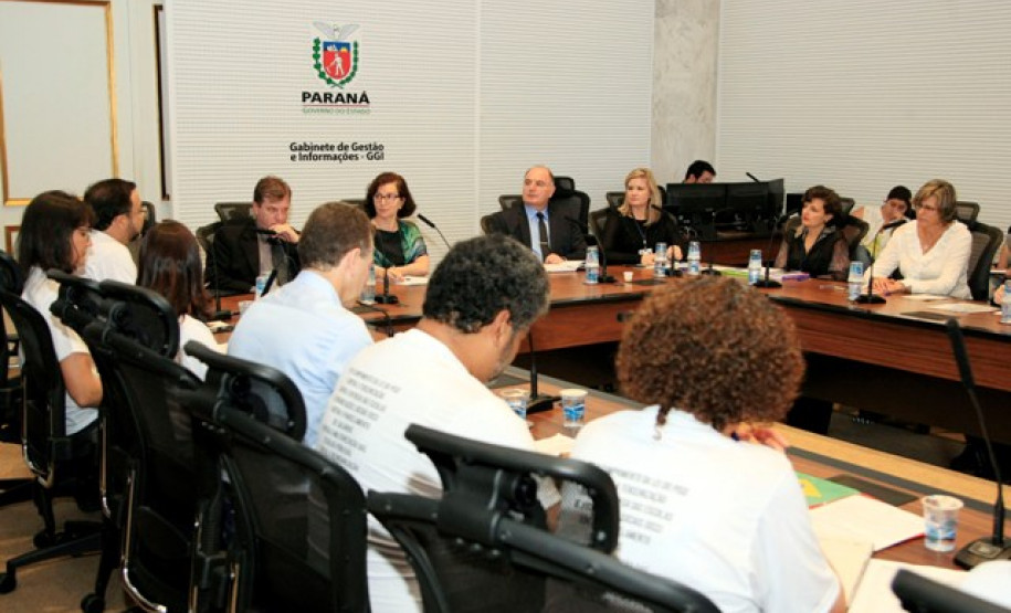 A secretária de Estado da Educação, professora Ana Seres, afirmou nesta quinta-feira (17), em Curitiba, que o Governo do Paraná atende as reivindicações dos professores da rede pública de ensino e que o Estado não tem pendências em relação à pauta nacional da categoria. No Palácio Iguaçu, em Curitiba, Ana Seres recebeu os representantes do sindicato dos professores, que participaram de um movimento nacional dos trabalhadores da educação.