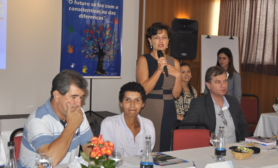 O anúncio foi feito nesta sexta-feira (17), pelo diretor-geral da secretaria, Edmundo da Veiga, e pela superintendente, Fabiana Campos, em reunião da Federação das Apaes (Feapaes), em Curitiba.