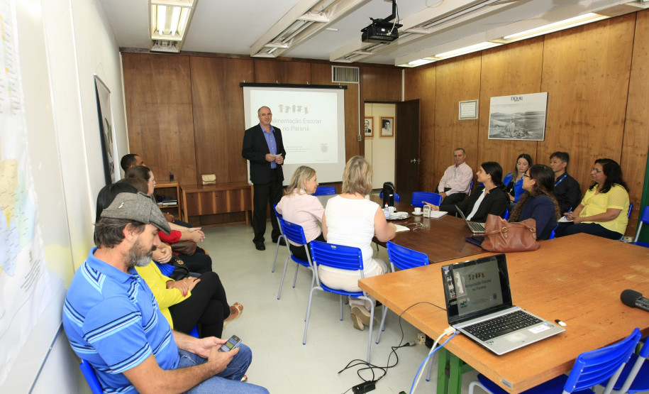 Secretaria de Estado da Educação do Paraná, reunião na SUDE sobre a agricultura familiar e merenda escolar com a participação de representantes de entidades internacionais.