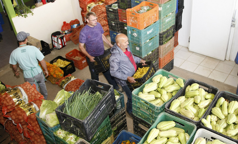 Secretaria de Estado da Educação do Paraná, Cooperativa Aopa de agricultura familiar, em Colombo, agricultores separam alimentos para entrega nas escolas.