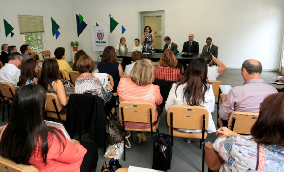 Professores e funcionários das escolas da rede estadual que aderiram à mobilização nacional na quinta-feira da semana passada deverão fazer a reposição do dia letivo, e não apenas de conteúdos. A medida foi tomada em conjunto com os 32 chefes das regionais de educação do Paraná e anunciada pela secretária de Estado da Educação, professora Ana Seres, nesta segunda-feira (21), durante reunião, em Curitiba.