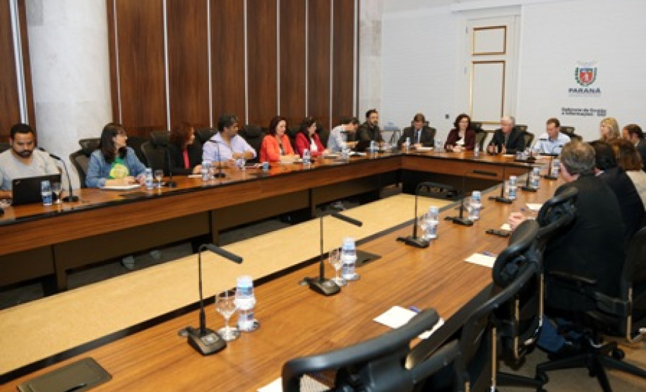 O chefe da Casa Civil Valdir Rossoni recebeu a direção da APP-Sindicato na noite de terça-feira (22). A reunião aconteceu no Palácio Iguaçu e serviu para a apresentação das principais demandas do magistério estadual. A secretária estadual da Educação, Ana Seres, também participou do encontro e destacou que várias das questões apresentadas pelo sindicato já estão tramitando dentro da administração do Estado.