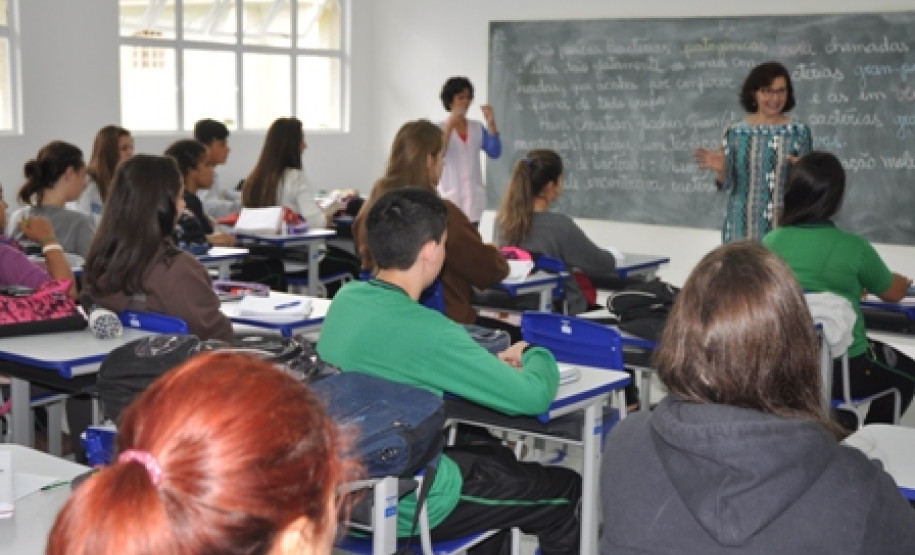 A secretária de Estado da Educação, professora Ana Seres, visitou nesta quarta-feira (23) o Colégio Estadual do Campo Eunice Borges, no município de São José dos Pinhais, na Região Metropolitana de Curitiba. O objetivo é conhecer pessoalmente as unidades da rede estadual, ouvir reivindicações específicas e encaminhar melhorias com mais agilidade.