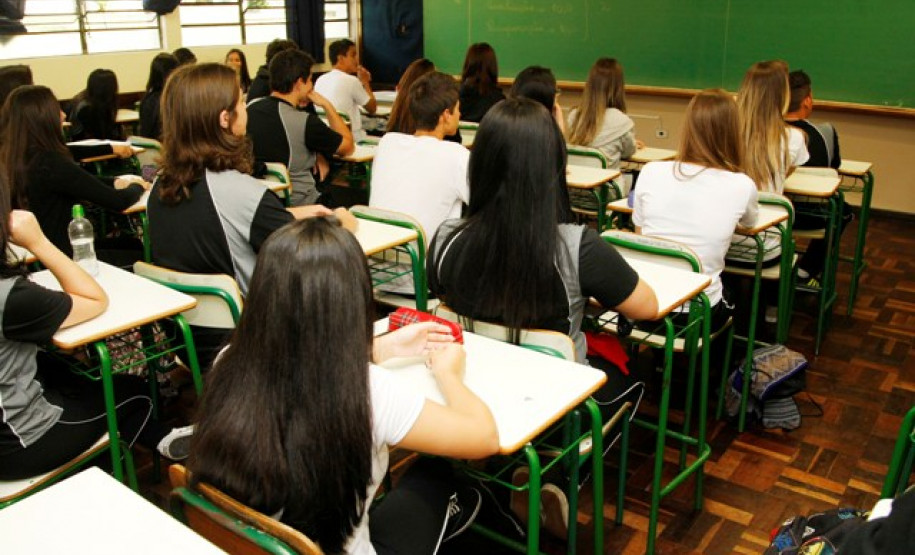 Paraná estende Educação Integral para alunos do Ensino Médio Aproximadamente 4,2 mil estudantes já frequentam escolas estaduais que ofertam Educação em Tempo Integral. A ampliação da oferta faz parte de uma política estadual para estender a modalidade e fortalecer o processo de ensino e aprendizagem, garantindo educação de qualidade aos estudantes paranaenses.