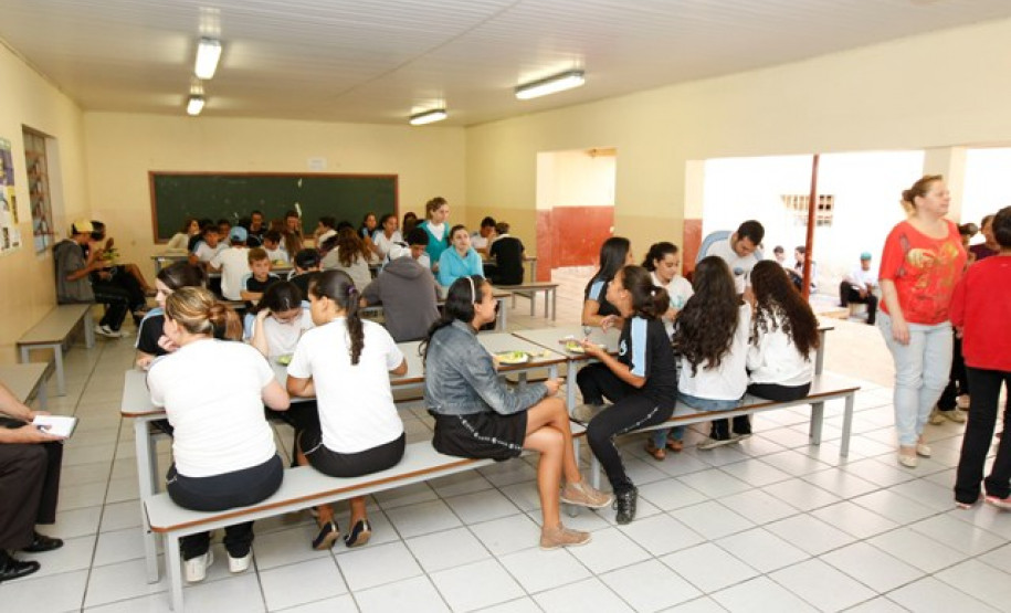 Paraná estende Educação Integral para alunos do Ensino Médio Aproximadamente 4,2 mil estudantes já frequentam escolas estaduais que ofertam Educação em Tempo Integral. A ampliação da oferta faz parte de uma política estadual para estender a modalidade e fortalecer o processo de ensino e aprendizagem, garantindo educação de qualidade aos estudantes paranaenses.