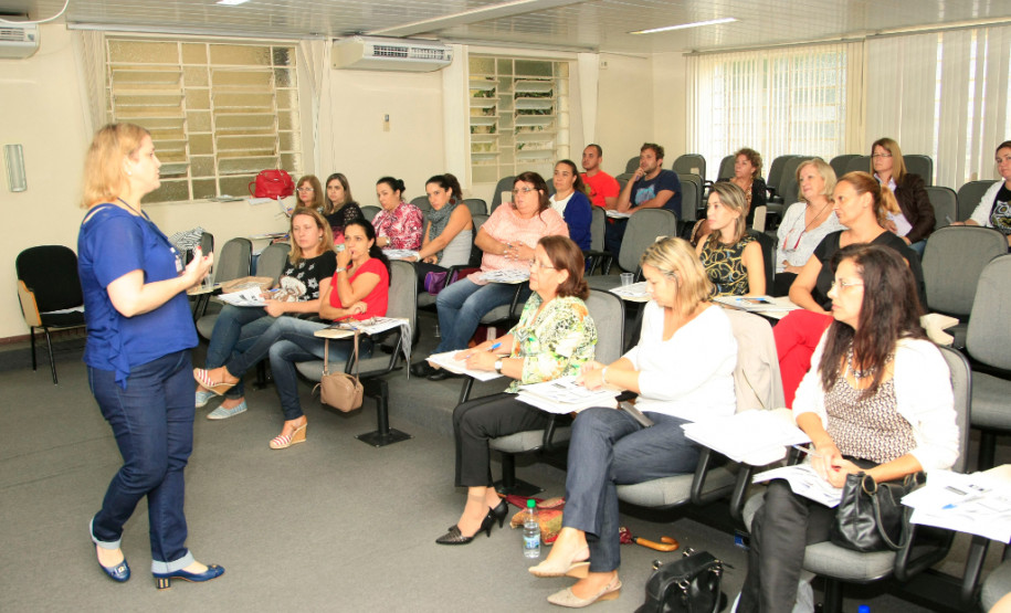 A Secretaria de Estado da Educação promoveu nessa quarta-feira (23), em Curitiba, reunião técnica e pedagógica com professores e técnicos dos Núcleos Regionais de educação da Área Metropolitana Norte, da Área Metropolitana Sul e de Curitiba que atuam com as salas de recursos multifuncionais para altas habilidades/superdotação. Evento integra calendário de formação continuada para os profissionais da educação.