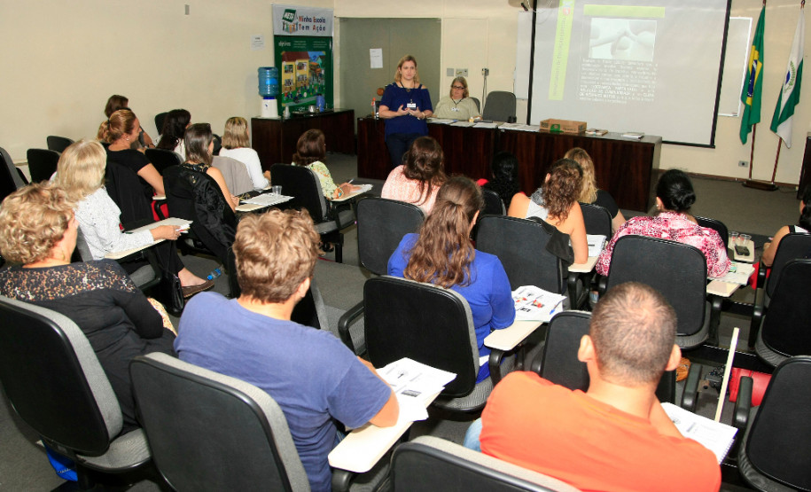 A Secretaria de Estado da Educação promoveu nessa quarta-feira (23), em Curitiba, reunião técnica e pedagógica com professores e técnicos dos Núcleos Regionais de educação da Área Metropolitana Norte, da Área Metropolitana Sul e de Curitiba que atuam com as salas de recursos multifuncionais para altas habilidades/superdotação. Evento integra calendário de formação continuada para os profissionais da educação.