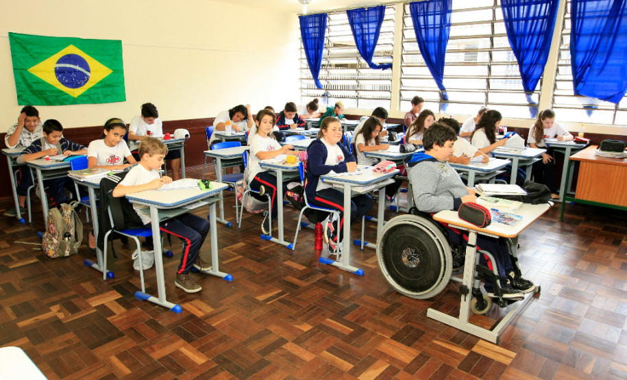 Escolas já receberam 240 mil novas carteiras e cadeiras No início deste ano letivo as escolas estaduais começaram a receber mais uma remessa dos novos móveis. No Colégio Estadual Professor Narciso Mendes, no bairro Xaxim, em Curitiba, todas as salas de aula e a biblioteca já receberam carteiras e cadeiras novas.