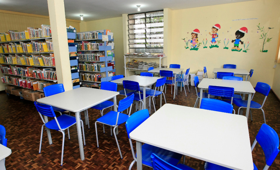 Escolas já receberam 240 mil novas carteiras e cadeiras No início deste ano letivo as escolas estaduais começaram a receber mais uma remessa dos novos móveis. No Colégio Estadual Professor Narciso Mendes, no bairro Xaxim, em Curitiba, todas as salas de aula e a biblioteca já receberam carteiras e cadeiras novas.