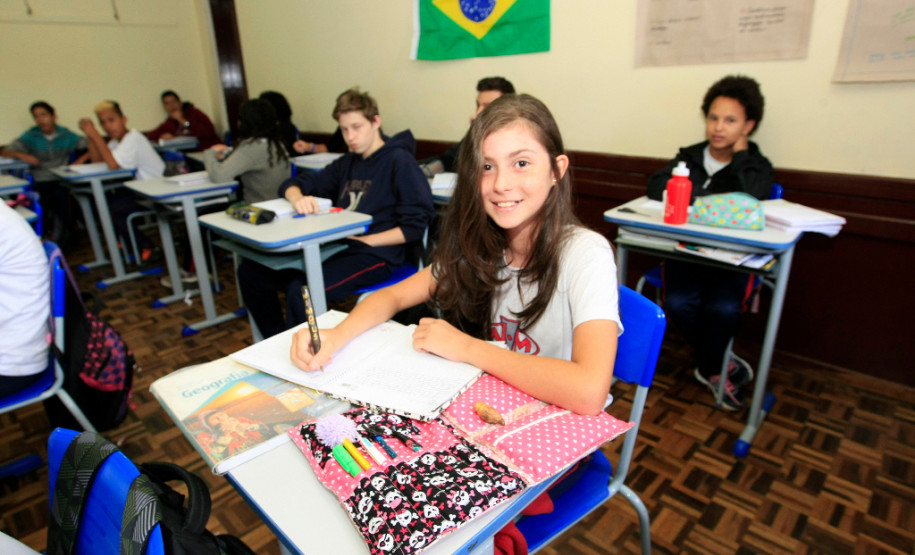 Escolas já receberam 240 mil novas carteiras e cadeiras A aluna Estefany Oliveira da Costa Silta aprovou o novo mobiliário. “As cadeiras são mais confortáveis e também mais espaçosas. As antigas eram de madeira e não tão confortáveis”, contou.