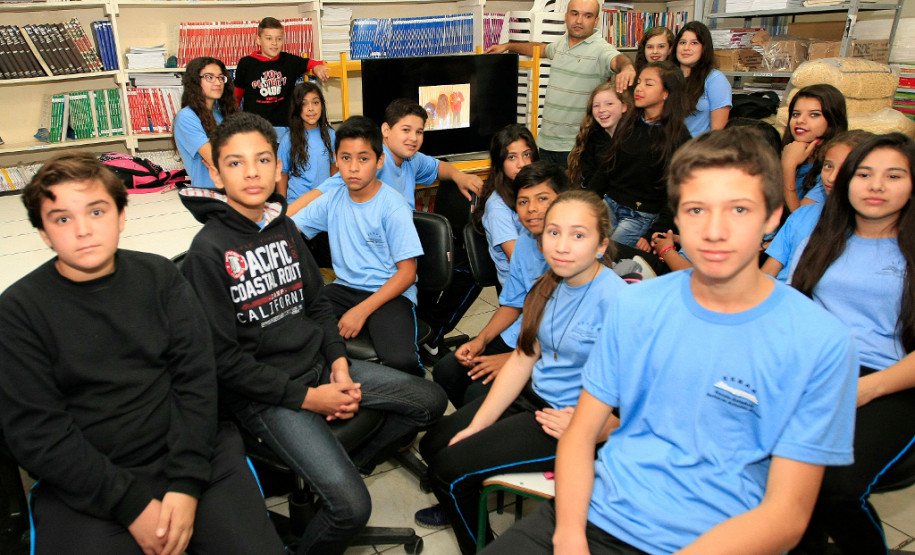 Escola participa de festival internacional de cinema Estudantes do ensino fundamental da Escola Estadual Bacharel Antônio Alves, em Itaperuçu, na Região Metropolitana de Curitiba (RMC), contam com uma atividade especial para o turno complementar, período em que os alunos não estão em sala de aula. É a oficina CineClube, que oferece atividades de cinema, fotografia, teatro e poesia, entre outras.
