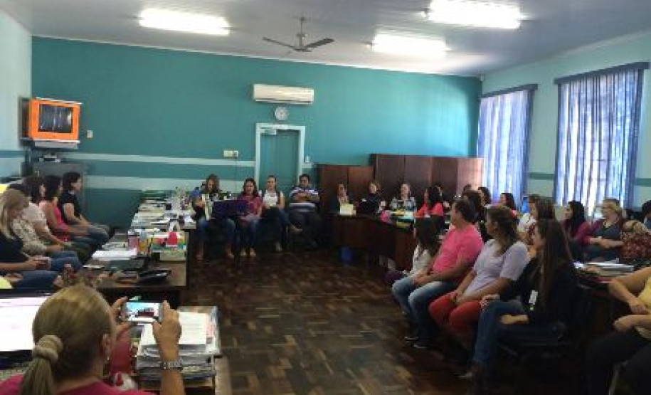 A secretária de Estado da Educação, professora Ana Seres, participa, nesta segunda e terça-feira (dias 28 e 29), de uma série de reuniões no Núcleo Regional de Educação (NRE) de Irati e em três colégios daquele município. Juntas, essas três escolas reúnem mais de 2,7 mil alunos da região.