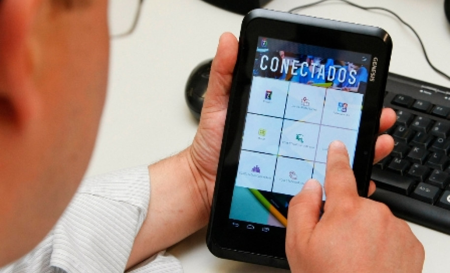 Os alunos das escolas que integram o projeto Conectados Paraná participaram nessa terça-feira (29) de uma Escola Interativa (transmissão online com vídeo) promovida pela Secretaria de Estado da Educação. O evento teve como objetivo estimular nos estudantes o pela iniciação científica.