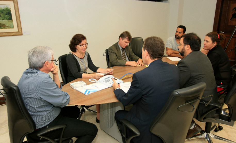 O chefe da Casa Civil, Valdir Rossoni, e a secretária de Estado da Educação, professora Ana Seres, receberam dirigentes do sindicato dos professores na noite de quarta-feira (30), no Palácio Iguaçu, para dar prosseguimento ao encontro da semana passada, quando a pauta do magistério foi apresentada a Rossoni. O chefe da Casa Civil disse que receberá a direção do sindicato semanalmente para garantir a agilidade e constância nos debates. A reunião na Casa Civil foi até às 22 horas.