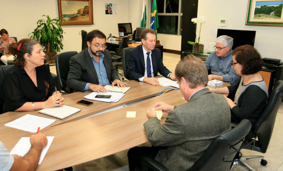 O chefe da Casa Civil, Valdir Rossoni, e a secretária de Estado da Educação, professora Ana Seres, receberam dirigentes do sindicato dos professores na noite de quarta-feira (30), no Palácio Iguaçu, para dar prosseguimento ao encontro da semana passada, quando a pauta do magistério foi apresentada a Rossoni. O chefe da Casa Civil disse que receberá a direção do sindicato semanalmente para garantir a agilidade e constância nos debates. A reunião na Casa Civil foi até às 22 horas.