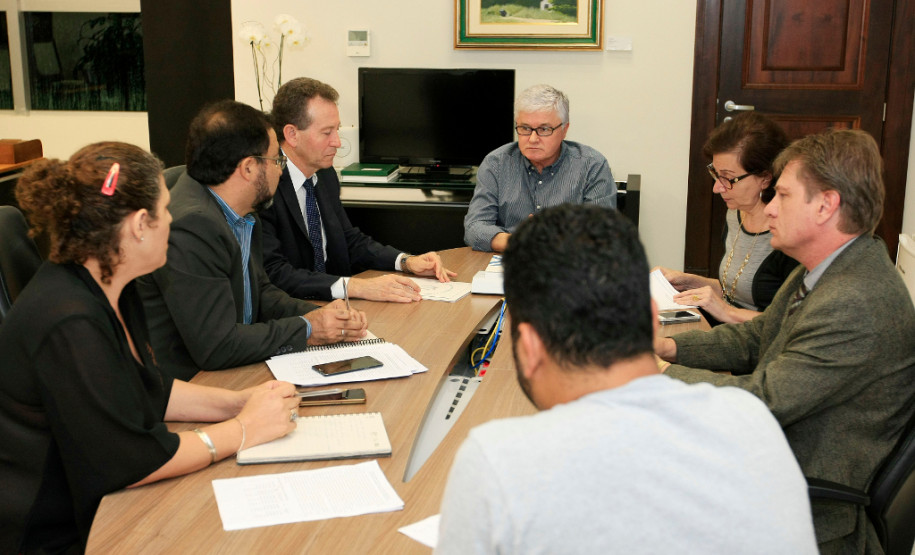 O chefe da Casa Civil, Valdir Rossoni, e a secretária de Estado da Educação, professora Ana Seres, receberam dirigentes do sindicato dos professores na noite de quarta-feira (30), no Palácio Iguaçu, para dar prosseguimento ao encontro da semana passada, quando a pauta do magistério foi apresentada a Rossoni. O chefe da Casa Civil disse que receberá a direção do sindicato semanalmente para garantir a agilidade e constância nos debates. A reunião na Casa Civil foi até às 22 horas.