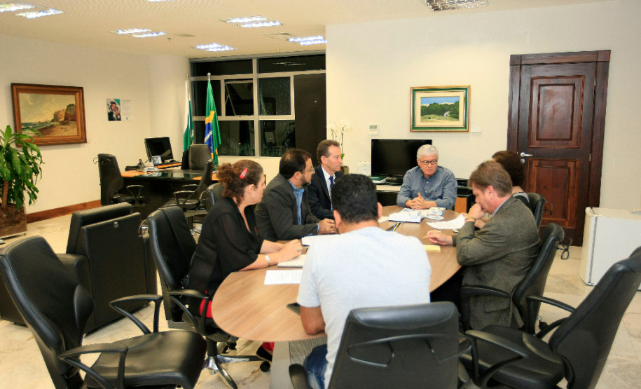 O chefe da Casa Civil, Valdir Rossoni, e a secretária de Estado da Educação, professora Ana Seres, receberam dirigentes do sindicato dos professores na noite de quarta-feira (30), no Palácio Iguaçu, para dar prosseguimento ao encontro da semana passada, quando a pauta do magistério foi apresentada a Rossoni. O chefe da Casa Civil disse que receberá a direção do sindicato semanalmente para garantir a agilidade e constância nos debates. A reunião na Casa Civil foi até às 22 horas.