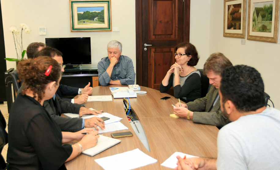 O chefe da Casa Civil, Valdir Rossoni, e a secretária de Estado da Educação, professora Ana Seres, receberam dirigentes do sindicato dos professores na noite de quarta-feira (30), no Palácio Iguaçu, para dar prosseguimento ao encontro da semana passada, quando a pauta do magistério foi apresentada a Rossoni. O chefe da Casa Civil disse que receberá a direção do sindicato semanalmente para garantir a agilidade e constância nos debates. A reunião na Casa Civil foi até às 22 horas.