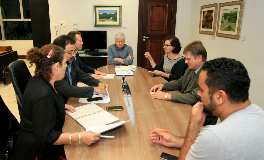 O chefe da Casa Civil, Valdir Rossoni, e a secretária de Estado da Educação, professora Ana Seres, receberam dirigentes do sindicato dos professores na noite de quarta-feira (30), no Palácio Iguaçu, para dar prosseguimento ao encontro da semana passada, quando a pauta do magistério foi apresentada a Rossoni. O chefe da Casa Civil disse que receberá a direção do sindicato semanalmente para garantir a agilidade e constância nos debates. A reunião na Casa Civil foi até às 22 horas.