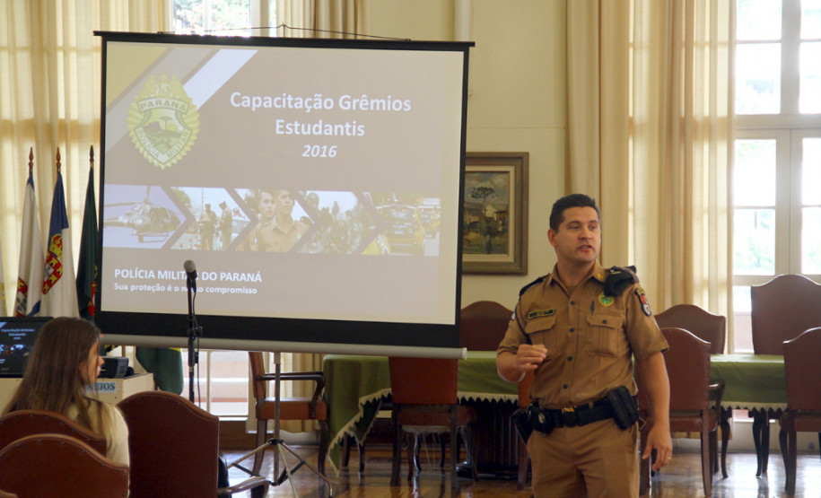 Os alunos do Colégio Estadual do Paraná, em Curitiba, participaram do curso “Você Pode Praticar Segurança?” nesta terça-feira (5). A palestra, ministrada por integrantes do Batalhão de Patrulha Escolar Comunitária (BPEC), instrui os estudantes sobre questões de segurança pública e cuidados que podem ser tomados para evitar a criminalidade. A atividade será feita em abril e maio em 164 escolas de Curitiba.