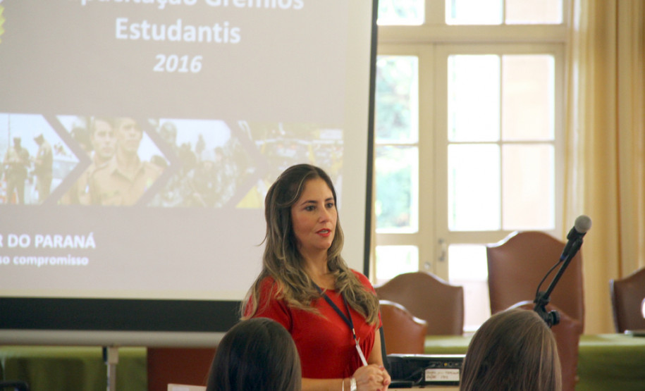 Os alunos do Colégio Estadual do Paraná, em Curitiba, participaram do curso “Você Pode Praticar Segurança?” nesta terça-feira (5). A palestra, ministrada por integrantes do Batalhão de Patrulha Escolar Comunitária (BPEC), instrui os estudantes sobre questões de segurança pública e cuidados que podem ser tomados para evitar a criminalidade. A atividade será feita em abril e maio em 164 escolas de Curitiba.