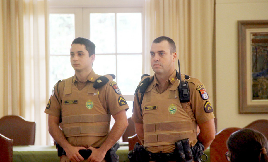 Os alunos do Colégio Estadual do Paraná, em Curitiba, participaram do curso “Você Pode Praticar Segurança?” nesta terça-feira (5). A palestra, ministrada por integrantes do Batalhão de Patrulha Escolar Comunitária (BPEC), instrui os estudantes sobre questões de segurança pública e cuidados que podem ser tomados para evitar a criminalidade. A atividade será feita em abril e maio em 164 escolas de Curitiba.