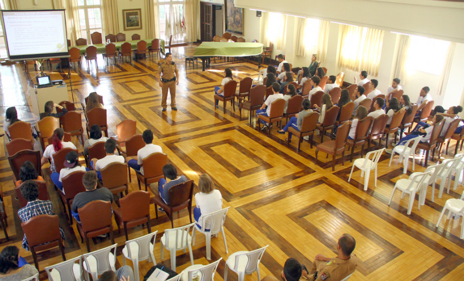 Os alunos do Colégio Estadual do Paraná, em Curitiba, participaram do curso “Você Pode Praticar Segurança?” nesta terça-feira (5). A palestra, ministrada por integrantes do Batalhão de Patrulha Escolar Comunitária (BPEC), instrui os estudantes sobre questões de segurança pública e cuidados que podem ser tomados para evitar a criminalidade. A atividade será feita em abril e maio em 164 escolas de Curitiba.