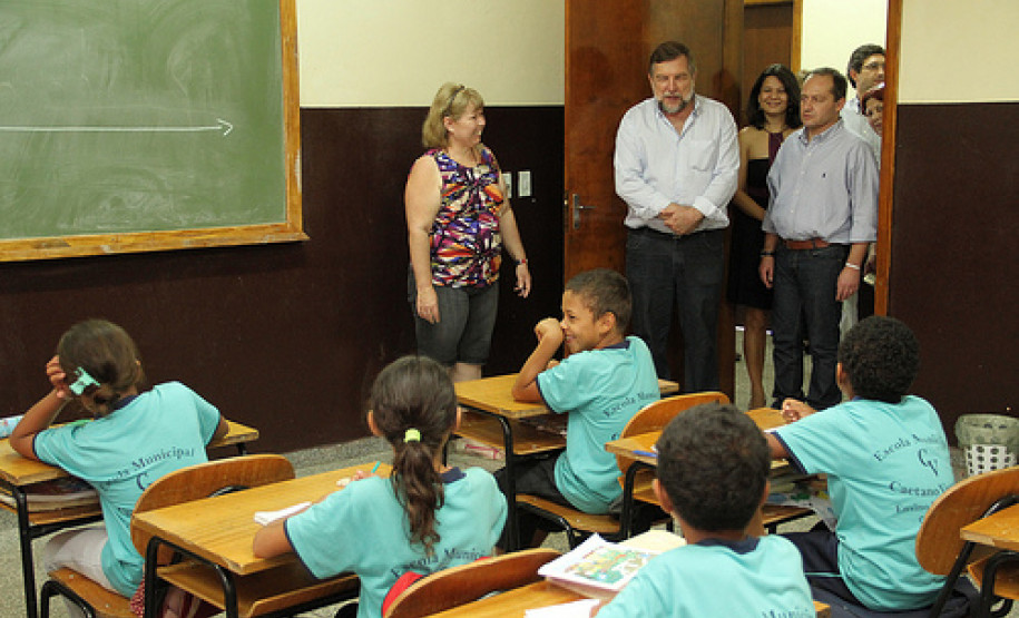 Encontros em Jacarezinho, Cambará e Rolândia buscam verificar realidade das escolas públicas pelo Paraná e ouvir comunidade escolar.