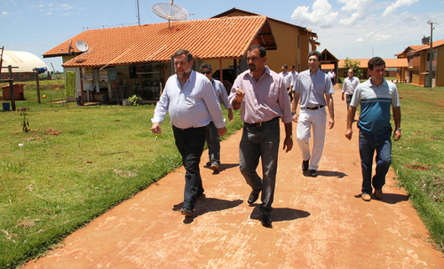 Encontros em Jacarezinho, Cambará e Rolândia buscam verificar realidade das escolas públicas pelo Paraná e ouvir comunidade escolar.