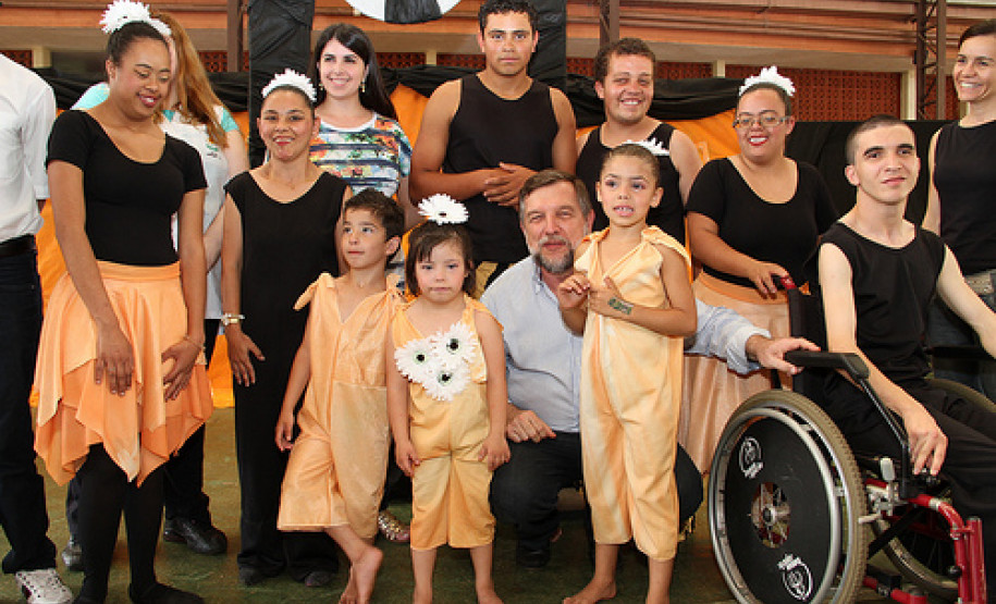 Encontros em Jacarezinho, Cambará e Rolândia buscam verificar realidade das escolas públicas pelo Paraná e ouvir comunidade escolar.