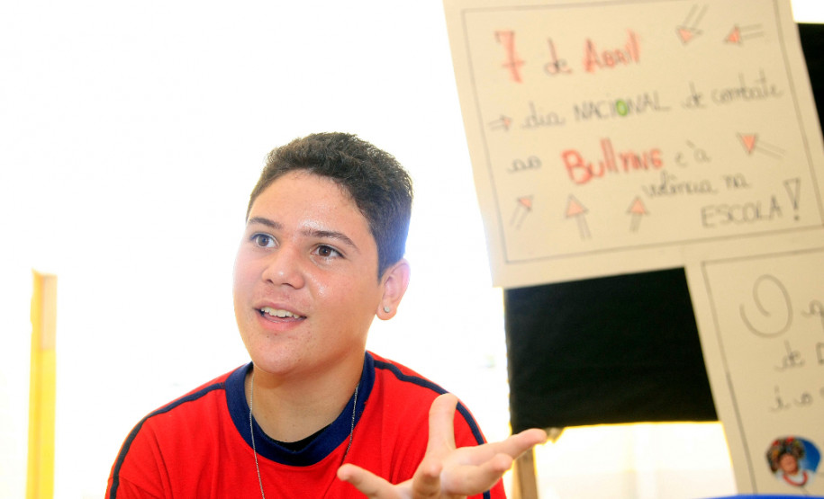 Escolas estaduais promovem ações de combate ao bullying Ao final de palestra sobre o tema cada aluno voltou para a sala com uma missão: repassar aos demais colegas as orientações para combater o bullying. “As informações que compartilhamos nos ajudam a perceber que pequenas atitudes, que para nós parecem brincadeiras, podem magoar e machucar os nossos colegas”, lembrou o aluno Andriws Gustavo da Silva, 15 anos, do 2° ano do ensino médio.