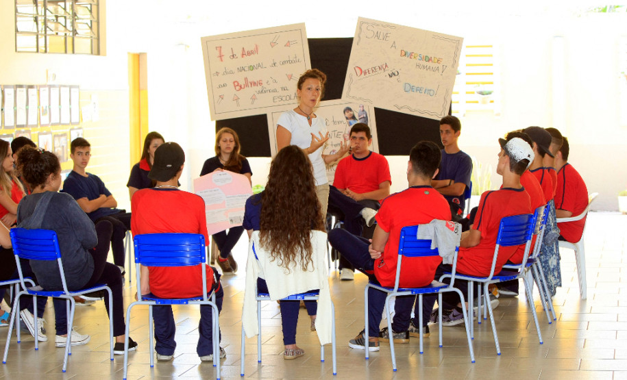 Escolas estaduais promovem ações de combate ao bullying Os estudantes do Colégio Estadual São Cristóvão, em São José dos Pinhais, na Região Metropolitana de Curitiba, promoveram nessa quinta-feira (7) uma mesa-redonda para debater sobre o bullying e compartilhar experiências vivenciadas sobre o assunto. A iniciativa é uma das ações realizadas pelas escolas estaduais para marcar o Dia Nacional de Combate ao Bullying e à Violência na Escola.