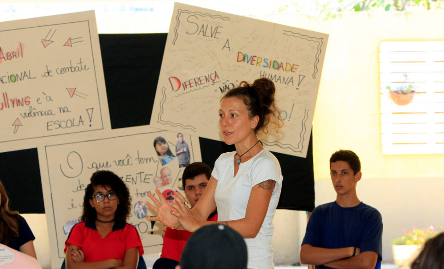 Escolas estaduais promovem ações de combate ao bullying A proposta trouxe à tona questões para enfrentar situações de violência na escola e até mesmo na sociedade. “Trabalhar maneiras de combater o bullying e a violência na escola é importante para mudar aspectos culturais que são reforçados no dia a dia sem que percebamos. Essa reflexão é o primeiro passo para construirmos uma cultura baseada no respeito ao próximo”, explicou a professora de sociologia, Lucineli Siqueira.