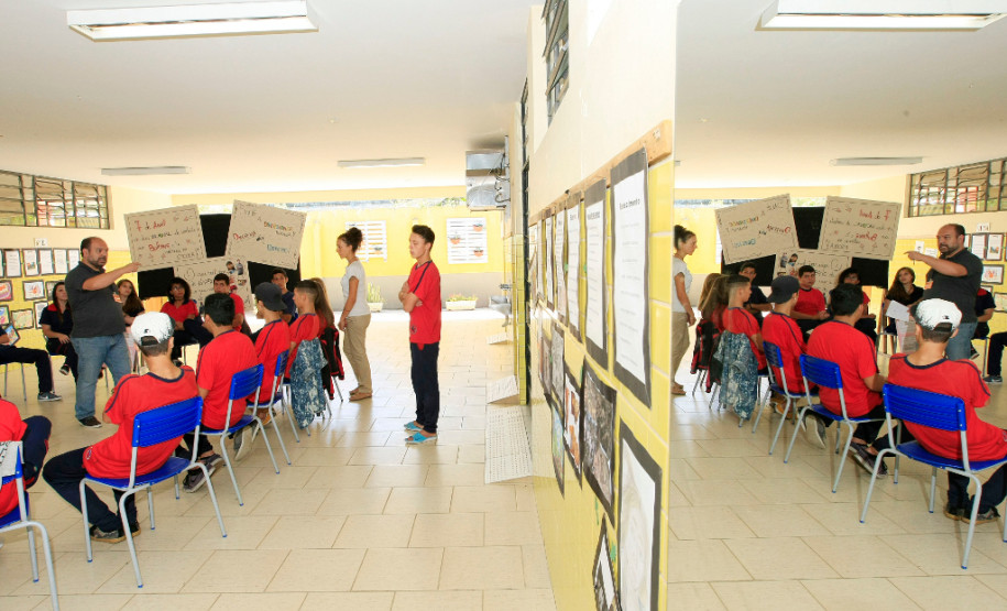 Escolas estaduais promovem ações de combate ao bullying Os estudantes do Colégio Estadual São Cristóvão, em São José dos Pinhais, na Região Metropolitana de Curitiba, promoveram nessa quinta-feira (7) uma mesa-redonda para debater sobre o bullying e compartilhar experiências vivenciadas sobre o assunto. A iniciativa é uma das ações realizadas pelas escolas estaduais para marcar o Dia Nacional de Combate ao Bullying e à Violência na Escola.