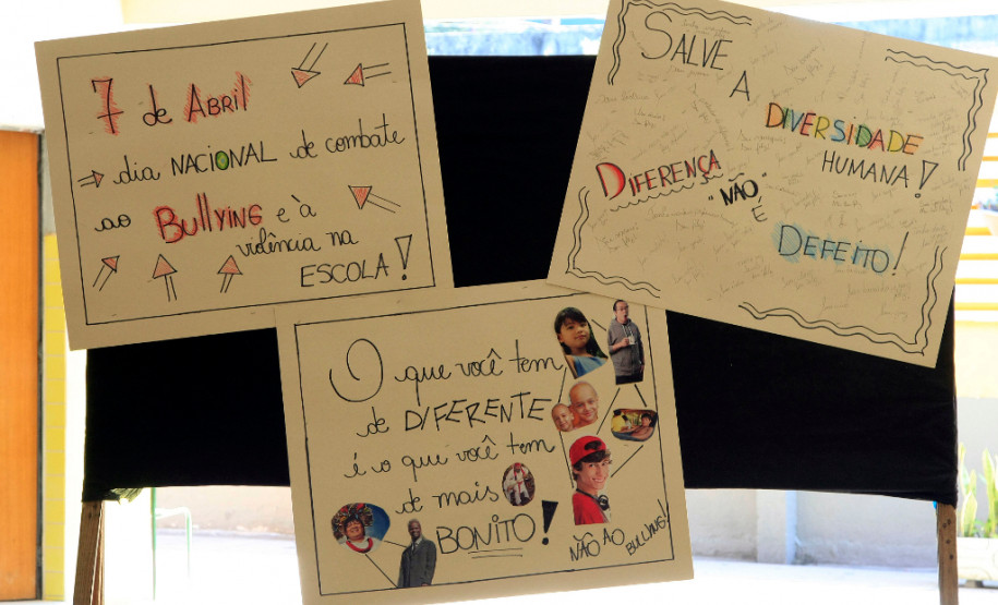 Escolas estaduais promovem ações de combate ao bullying Os estudantes do Colégio Estadual São Cristóvão, em São José dos Pinhais, na Região Metropolitana de Curitiba, promoveram nessa quinta-feira (7) uma mesa-redonda para debater sobre o bullying e compartilhar experiências vivenciadas sobre o assunto. A iniciativa é uma das ações realizadas pelas escolas estaduais para marcar o Dia Nacional de Combate ao Bullying e à Violência na Escola.