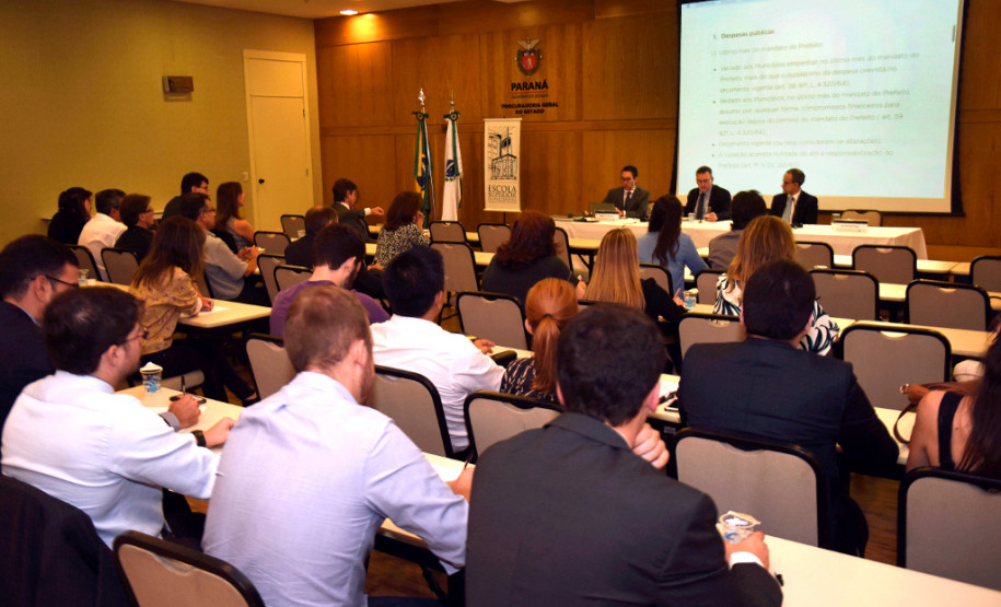 A Procuradoria-Geral do Estado realizou evento para discutir a legislação eleitoral com a participação dos professores doutores Claudio Smirne Diniz, Luiz Fernando Pereira e Rodrigo Luís Kanayama.