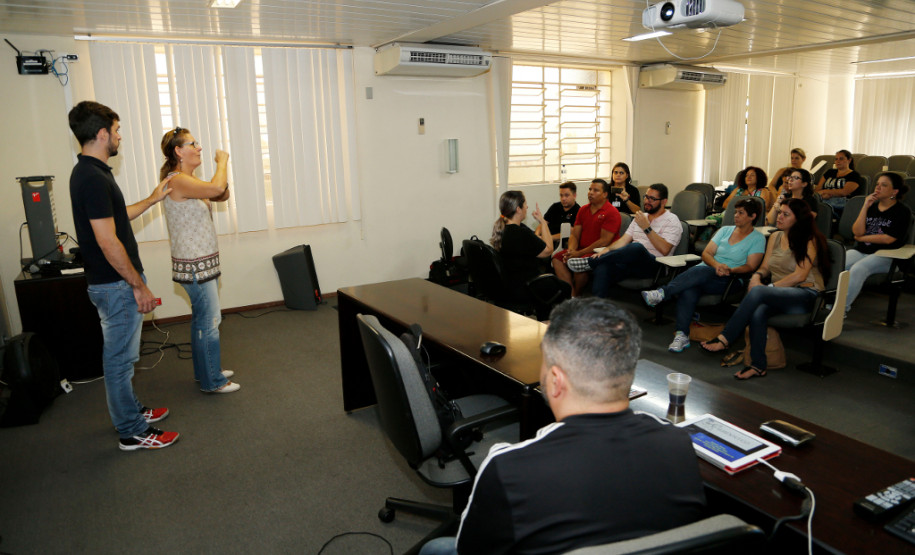 Secretaria debate atendimento a estudantes surdocegos Técnicos pedagógicos do Departamento de Educação Especial (DEE) debateram na última sexta-feira (8) a construção de uma política de fortalecimento do atendimento ofertado pela Secretaria de Estado da Educação aos estudantes surdocegos