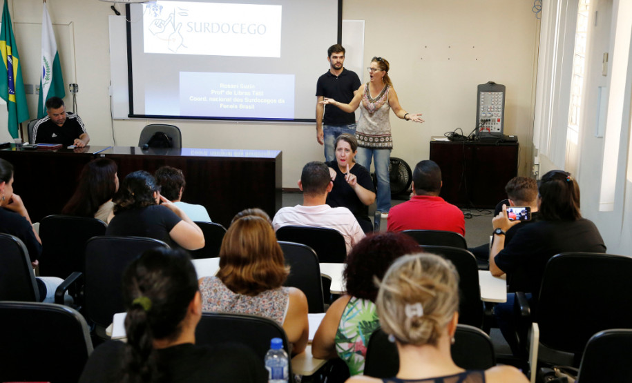 Secretaria debate atendimento a estudantes surdocegos Técnicos pedagógicos do Departamento de Educação Especial (DEE) debateram na última sexta-feira (8) a construção de uma política de fortalecimento do atendimento ofertado pela Secretaria de Estado da Educação aos estudantes surdocegos