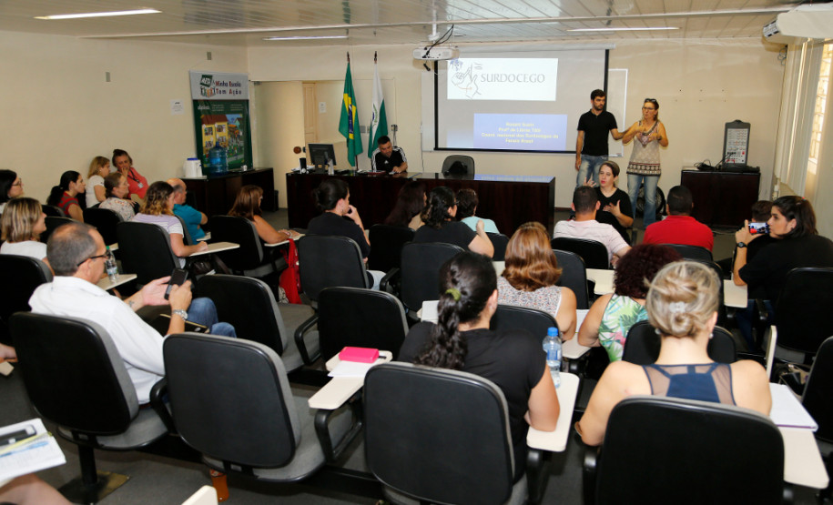 Secretaria debate atendimento a estudantes surdocegos Técnicos pedagógicos do Departamento de Educação Especial (DEE) debateram na última sexta-feira (8) a construção de uma política de fortalecimento do atendimento ofertado pela Secretaria de Estado da Educação aos estudantes surdocegos
